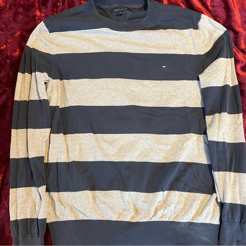 Tommy Hilfiger Crewneck! Soft stretchy material | Size Large